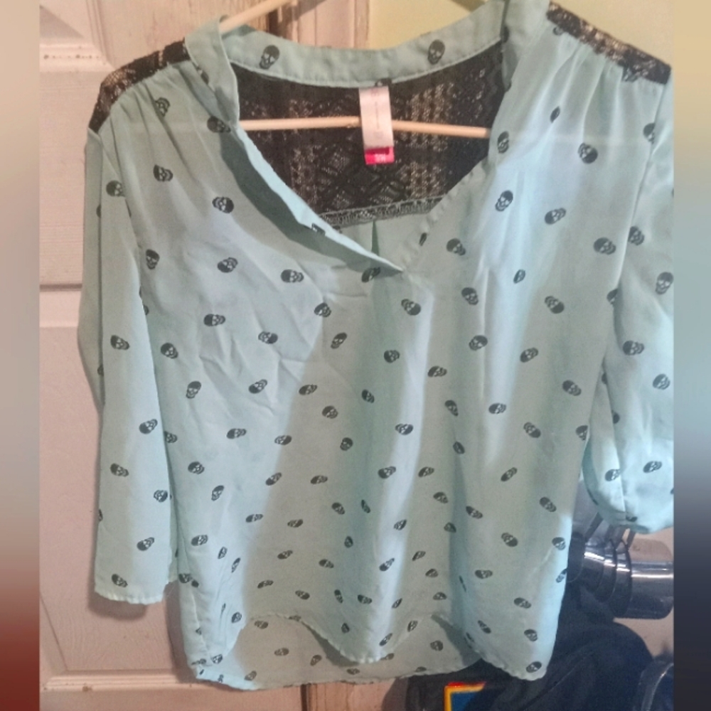 Blouse with skulls
